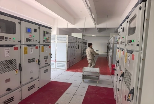 Switchgear panels in a power distribution room supplied by Yuantong Electric